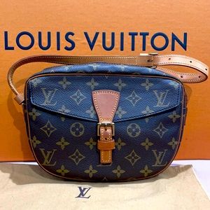 Sold Louis VUITTON Authentic Vintage Cross Body Bag